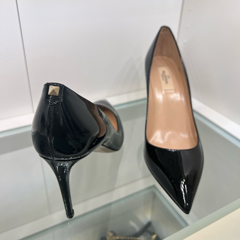 NEW! Never been worn. Valentino Single Rockstud Leather pump